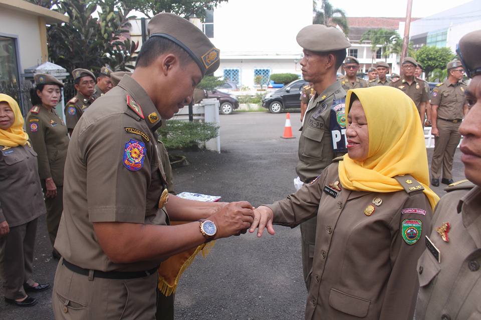 UPACARA PURNA TUGAS PNS DAN PEMBERIAN PENGHARGAAN PEGAWAI BERPRESTASI